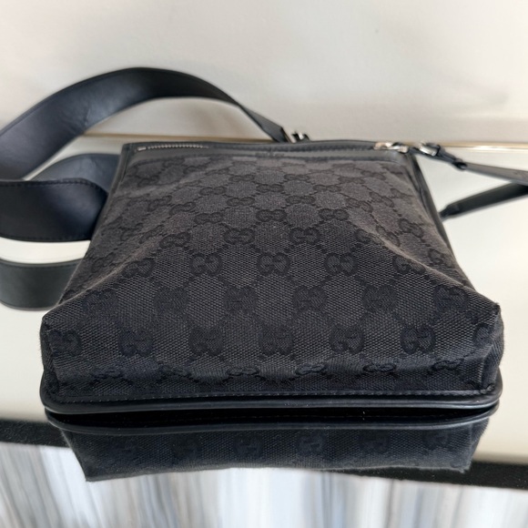 Gucci Black GG Canvas Crossbody Bag Unisex Italian Classic Silver Hardware - Picture 13 of 16